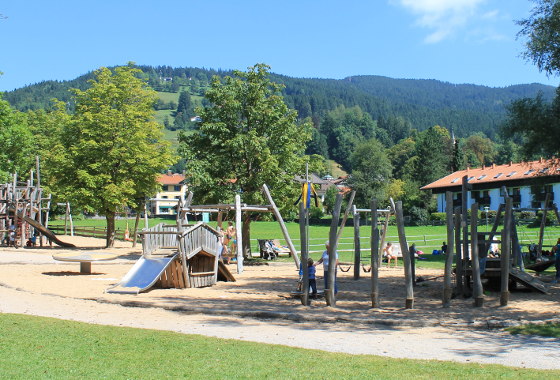 Kinderspielplatz am Schliersee-Ufer, im Hintergrund die Schliersbergalm