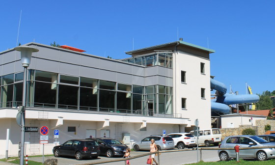 Für schlechtes Wetter gibt es in Schliersee ein großes Hallenbad mit langer Rutsche