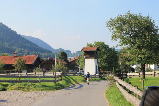 Auf der Südostseite geht es zwischen Bauerhäusern hindurch