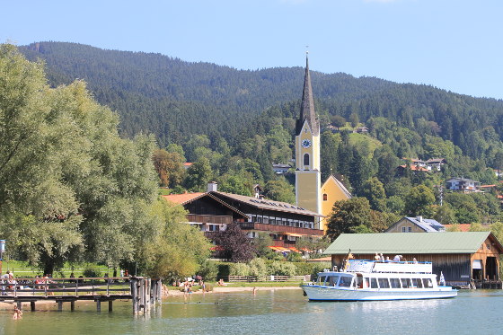 Schiff vor der Kirche in Schliersee