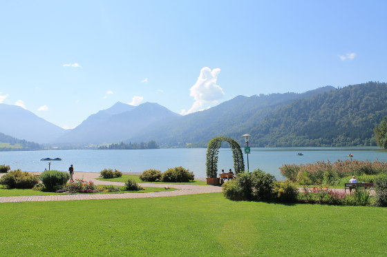 In Schliersee gibt es eine parkähnliche Uferpromenade