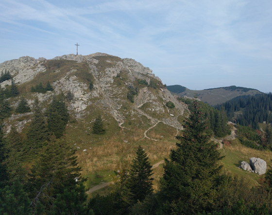 Gipfelkreuz auf dem Taubenstein, im Vordergrund der Weg um den Gipfel